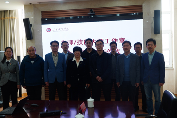 一群人站在室内合影描述已自动生成 一群人站在室内合影描述已自动生成